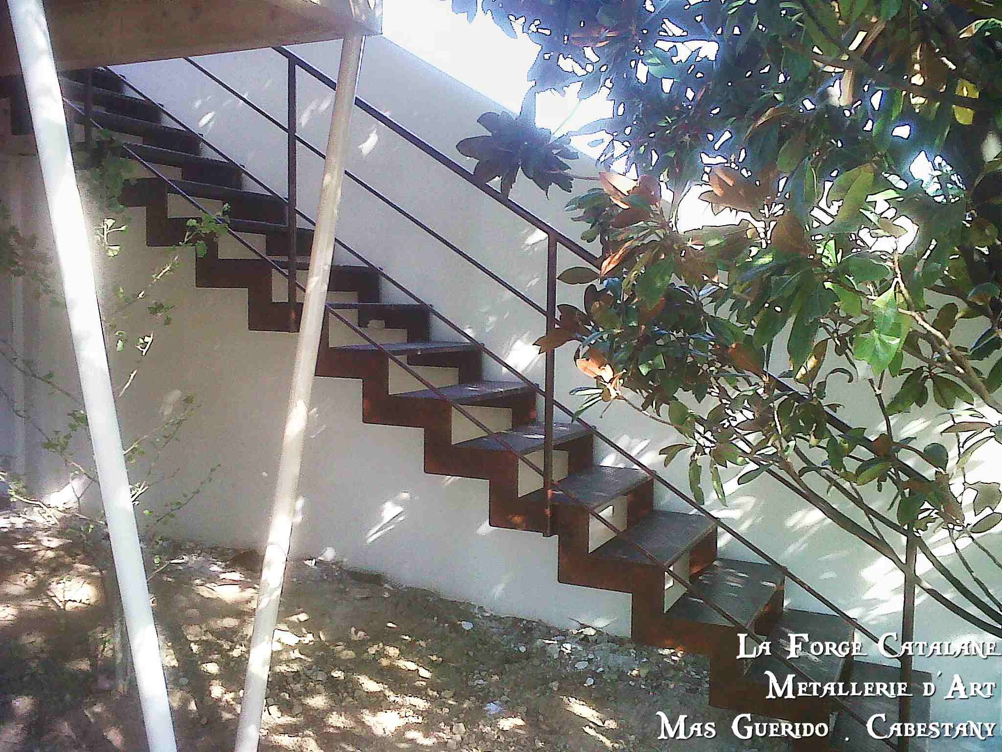 escalier exterieur marches en fer larmes pliees rampant 2 lisses horizontale forge catalane 2.jpg